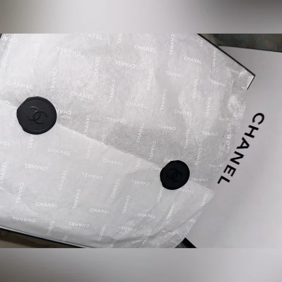 CHANEL Authentic XL GiftBox Set
Sealed Logo Tissue & CC Seals
CollectorPackaging - Picture 3 of 8